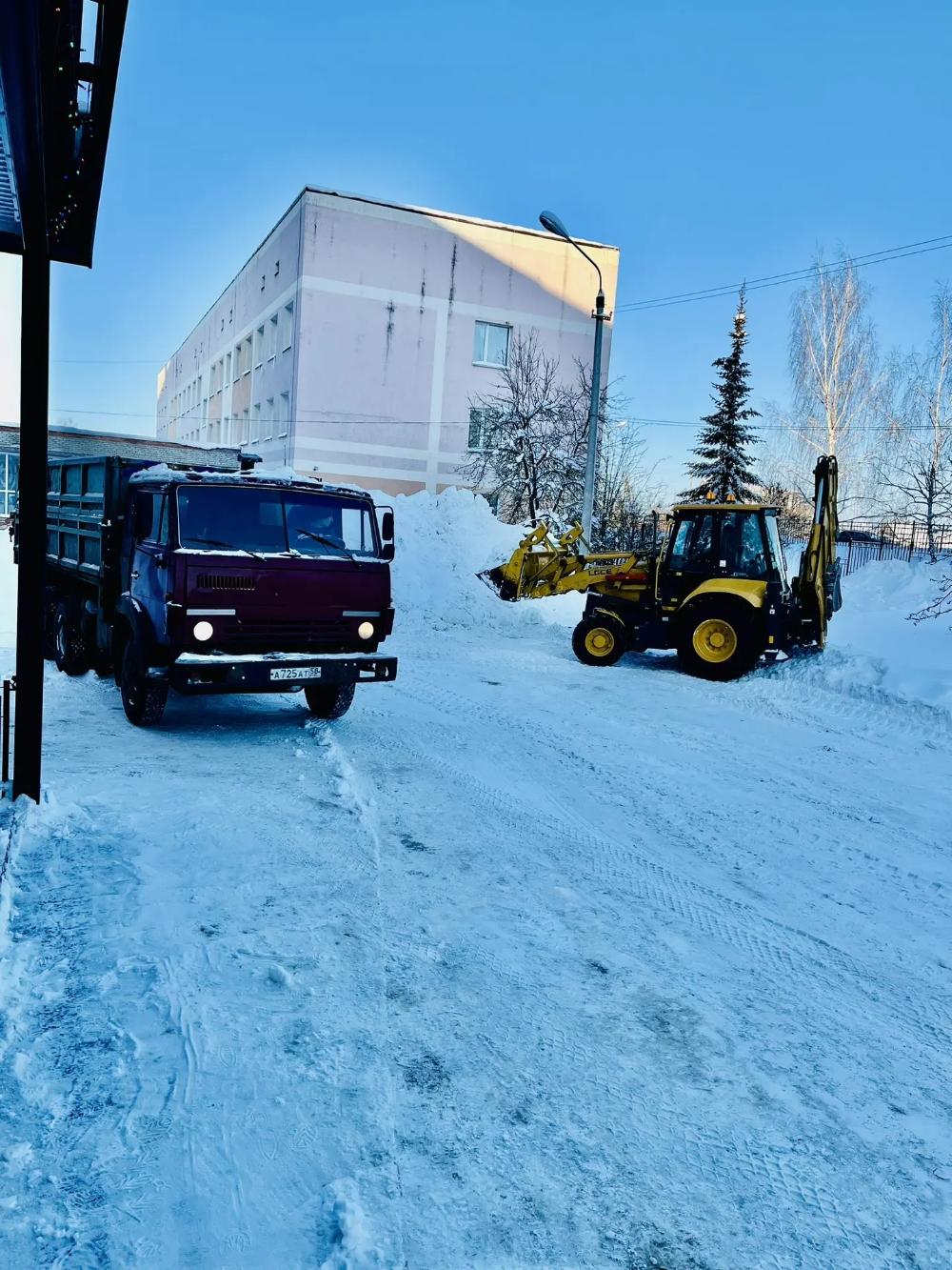 С территории больницы в выходные дни вывозили снег.
